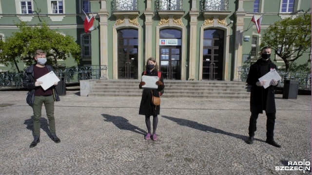 Partia Razem apeluje do Prezydenta Szczecina oraz do dziesięciu innych miejskich instytucji o niekoszenie trawy. Zdaniem młodych działaczy lewicy, pozwoli to zatrzymać w glebie wilgoć i zachować bioróżnorodność.