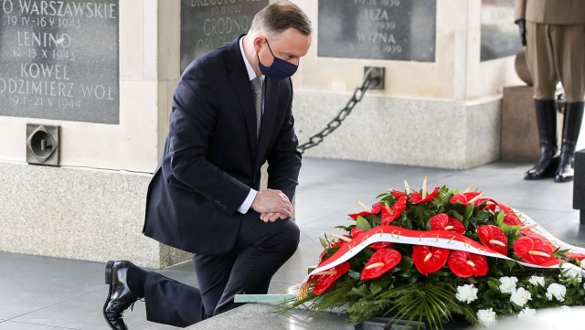 Z okazji 75. rocznicy zakończenia II Wojny Światowej prezydent Andrzej Duda złożył kwiaty przy Grobie Nieznanego Żołnierza. W przemówieniu podkreślił, że Polacy obchodzą dzień zakończenia wojny 8 maja, czyli w tym samym dniu, co Europa Zachodnia.