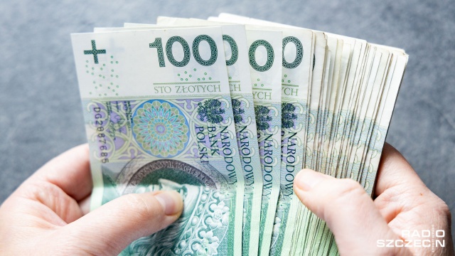 Rekordowa sprzedaż tak zwanych koronaobligacji emitowanych przez Polski Fundusz Rozwoju. Najnowsza seria została sprzedana za 18,5 miliarda złotych. To największa jednorazowa emisja obligacji dokonana do tej pory w Polsce.