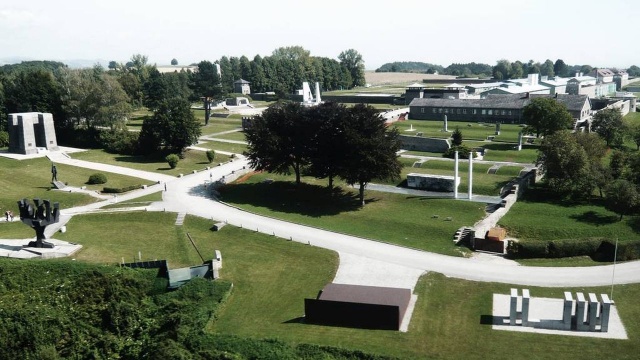 Rozmawialiśmy już z Austriakami o właściwym upamiętnianiu ofiar obozu koncentracyjnego Mauthausen-Gusen - mówił w Rozmowie pod krawatem minister obrony narodowej Mariusz Błaszczak.