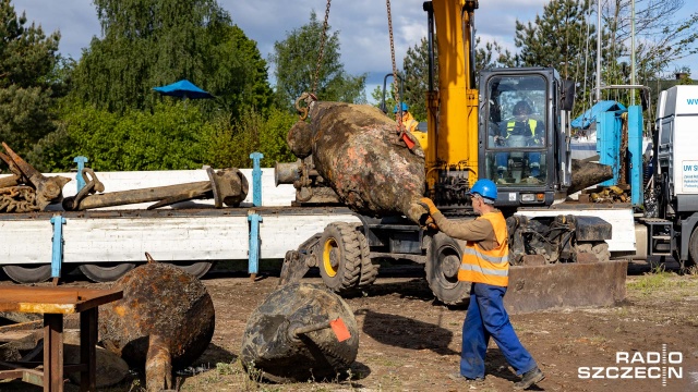 Zostaną teraz oczyszczone a później rozpocznie się ich identyfikacja. Ważące łącznie ponad 20 ton kotwice, boje i inne podwodne znaleziska trafiły do Dąbia.