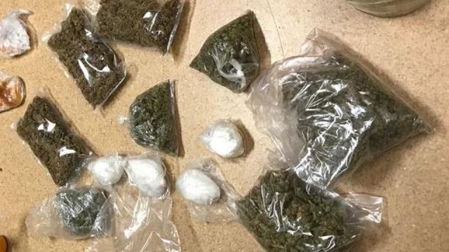 Ponad kilogram narkotyków znaleźli w mieszkaniu 26-latka koszalińscy policjanci.
