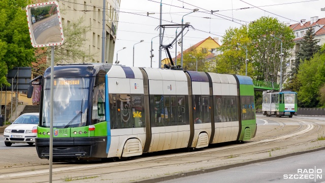 Od soboty w Szczecinie autobusy i tramwaje kursują według swoich starych rozkładów. Od poniedziałku w komunikacji miejskiej może być o 13 więcej pasażerów.