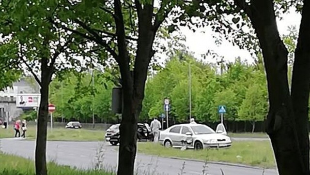 Dwa samochody osobowe zderzyły się na skrzyżowaniu ulic 26 Kwietnia i Twardowskiego w Szczecinie.