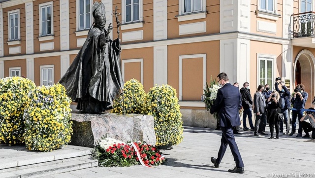 Premier Mateusz Morawiecki przypomniał o wpływie, jaki Jan Paweł II wywarł na losy świata.