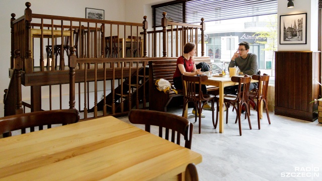 Bulion grzybowo-pomidorowy z ziołowymi gnocchi z batatów. Makaron marchewkowo-cukiniowy z krewetkami i chili. A na koniec ciasto mocno czekoladowe. Tak. To bym zjadł.