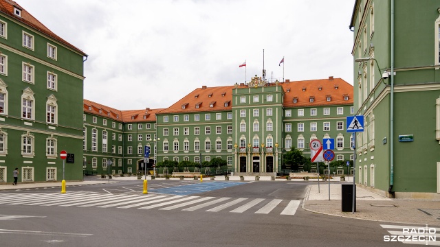 Spadki wpływów do budżetu miasta widoczne, chociaż dalszy rozwój wydarzeń w gospodarce trudny do przewidzenia - mówił we wtorek radnym komisji finansów skarbnik miasta Stanisław Lipiński.