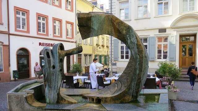 Podobnie jak w Polsce, od poniedziałku także Niemcy znieśli kolejne ograniczenia w restauracjach i hotelach z powodu koronawirusa np. od tego tygodnia klienci lokali są obsługiwani nie tylko, gdy zamawiają na wynos, ale także tradycyjnie przy stolikach.