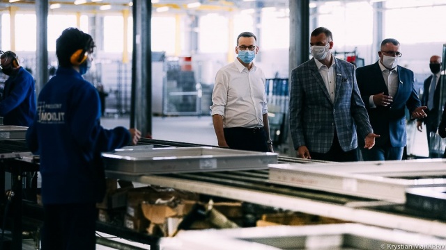 O efektach dotychczasowej pomocy rządu dla przedsiębiorców w czasie pandemii koronawirusa mówił w Zambrowie premier Mateusz Morawiecki. Odwiedził on fabrykę Monolit - produkującą okna na rynek nie tylko krajowy, ale także zagraniczne.