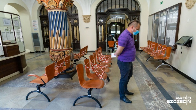Muszę załatwić sprawę w urzędzie. Przez wiele dni oznaczało to po prostu włączenie komputera na przykład w sąsiednim pokoju. Ale nie każdą sprawę da się załatwić bez wizyty.