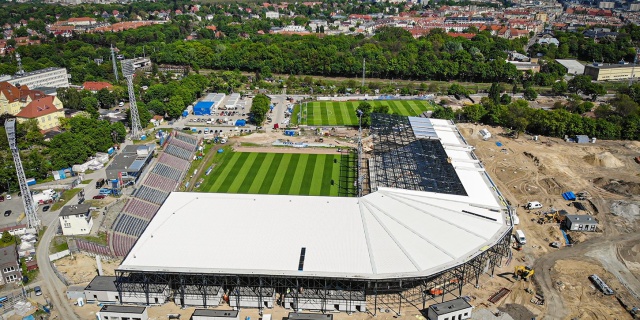 Na stadionie Pogoni Szczecin praca wre. Jednocześnie budowane są trybuny obiektu, boiska treningowe oraz Centrum Szkolenia Dzieci i Młodzieży.