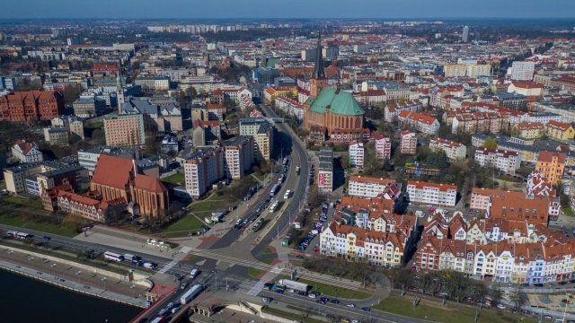 Od sobotniego poranka tramwajowa szóstka jeździ zmienioną trasą. Od Kolumba, przez Nową, plac Hołdu Pruskiego i Matejki do Gocławia. Od Dworca PKP do Stoczni Szczecińskiej pasażerów będzie woziła linia autobusowa 806.