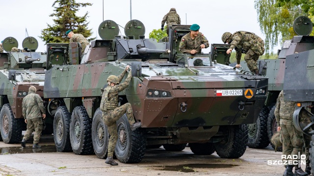 Żołnierze 12. Brygady Zmechanizowanej w drodze na poligon drawski. Pierwsze transporty wyruszyły już po północy w poniedziałek.