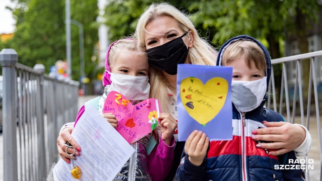 Pierwszy września dwa tysiące dwudziestego roku. Nie To może jednak 1.09.2020 Też nie Ale przecież to nasza tradycja, że właśnie 1 września, Mówimy i piszemy: witaj szkoło. Data z tytułu jest inna