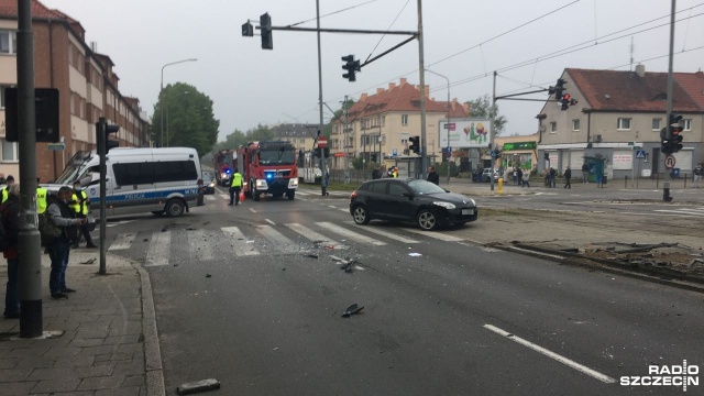 Niebezpiecznie zrobiło się o poranku na ulicy Mickiewicza w Szczecinie. W pobliżu skrzyżowania z Poniatowskiego i Traugutta samochód osobowy uderzył w wyjeżdżający na trasę autobus linii 59.