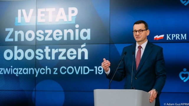 Od 30 maja częściowo zniesiony będzie obowiązek noszenia maseczek - w przestrzeni otwartej i w niektórych przestrzeniach zamkniętych - poinformował premier Mateusz Morawiecki, przedstawiając założenia czwartego etapu rządowego programu odmrażania gospodarki.