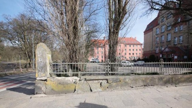 Zniszczony, zabytkowy mur znajdujący się przy VI LO w Szczecinie zostanie odnowiony. Miasto szuka wykonawcy.
