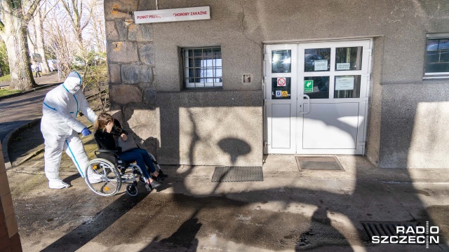 Ministerstwo Zdrowia poinformowało o 115 nowych przypadkach zakażenia koronawirusem, w tym jedna z województwa zachodniopomorskiego. Chodzi o kobietę w średnim wieku z powiatu koszalińskiego.