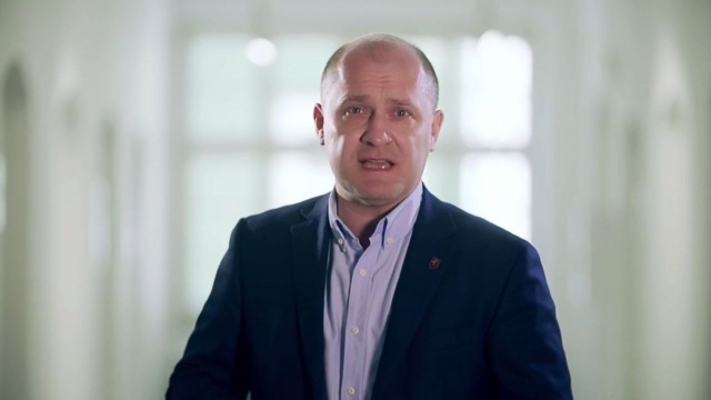 To w ramach akcji Szczecin to Wy. Piotr Krzystek w filmie zamieszczonym na facebooku przedstawił 16 osób: to m.in. pielęgniarka, lekarz, strażniczka miejska, motorniczy i pracownica socjalna. Wszyscy, którzy w czasie pandemii koronawirusa pracowali i pomagali mieszkańcom Szczecina prowadzić w miarę normalne życie.