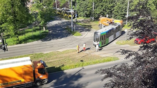 Wykolejenie tramwajowej jedenastki na skrzyżowaniu alei Wojska Polskiego z ulicą Wawrzyniaka w Szczecinie.