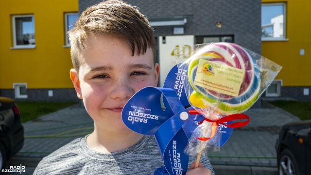 Torby naszych radiowych gadżetów i lizaki - to nasze prezenty z okazji Dnia Dziecka. Ekipa Radia Szczecin razem z Kapitanem Gowinem, od rana jeździ po Szczecinie i regionie rozdając upominki z okazji święta milusińskich. I niektórych dorosłych.