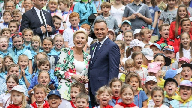 W złożonych dzieciom życzeniach w dniu ich święta prezydent Andrzej Duda wraz z małżonką podkreślili, że dziś ich myśli są szczególnie blisko małych rodaków.