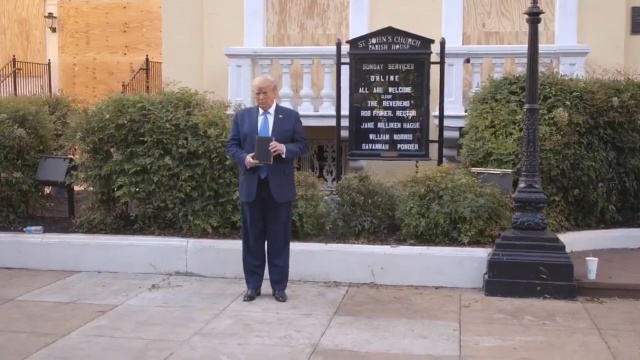 Prezydent Donald Trump udał się w poniedziełek z Białego Domu pod kościół, w którym podczas niedzielnych demonstracji wzniecono ogień. Przed wizytą amerykańskiego prezydenta policja usunęła manifestantów z miejsca gwałtownych protestów.