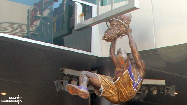 NBA wraca do gry. Rada Gubernatorów, do której należą właściciele wszystkich klubów, przyjęła propozycję Adama Silvera w kwestii wznowienia rozgrywek, zawieszonych ze względu na pandemię w połowie marca.