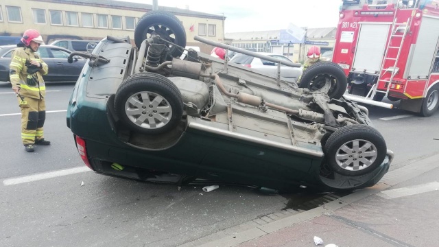 Samochód osobowy dachował na ul. Gdańskiej - przed Trasą Zamkową - w Szczecinie. Najprawdopodobniej kierowca z impetem najechał na krawężnik. Jest mu udzielana pomoc.