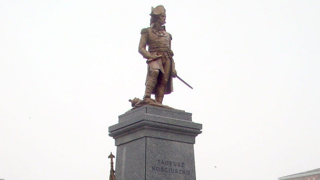 Nieznani sprawcy ponownie pomalowali pomnik Tadeusza Kościuszki. Monument stoi przy placu Żelaznej Bramy w Warszawie. To drugi tego typu incydent w tym tygodniu.