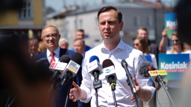 Ubiegający się o prezydenturę lider Polskiego Stronnictwa Ludowego Władysław Kosiniak-Kamysz odwiedził Mielec. Na rynku przedstawił najważniejsze punkty swojego programu, wśród nich pomysł, by w tarczy antykryzysowej znalazł się zapis promujący polskie firmy.
