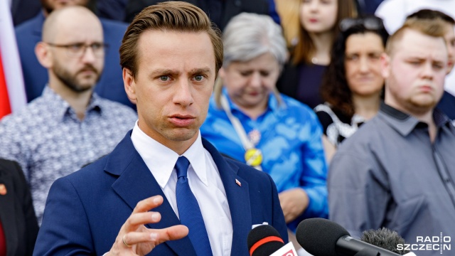 Na krytyce Unii Europejskiej skupił się podczas konferencji prasowej w Szczecinie kandydat Konfederacji na Prezydenta RP. Krzysztof Bosak apelował do polskiego rządu, aby nie zgodził się na wprowadzenie pakietu mobilności proponowanego przez UE.