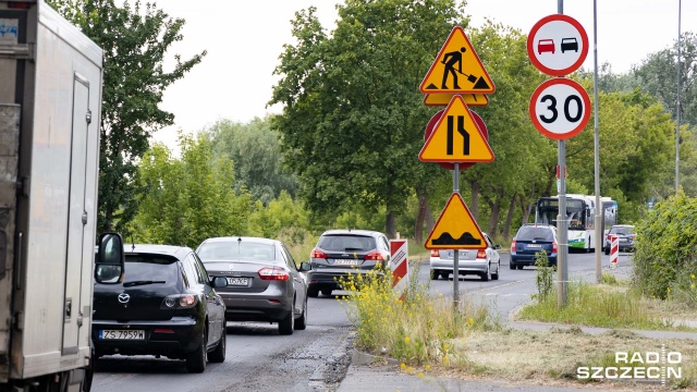 Drogowcy na ulicy Przestrzennej wymieniają nawierzchnię i dojazd do Dąbia jest utrudniony.