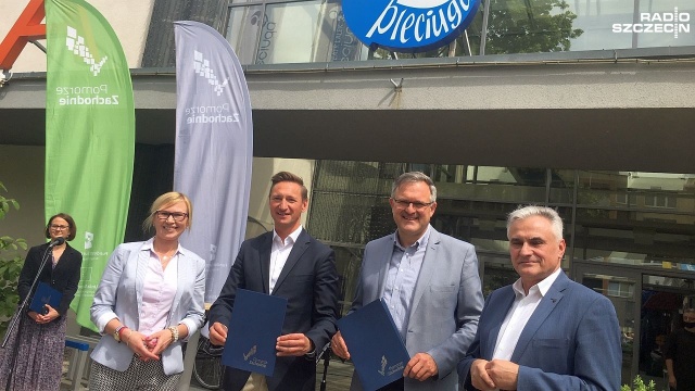 400 tysięcy złotych wsparcia od Marszałka Zachodniopomorskiego otrzyma Teatr Lalek Pleciuga - miejsca jednostka kultury. Marszałek Olgierd Geblewicz wraz z wiceprezydentem Szczecina Krzysztofem Soską podpisali w środę odpowiednie dokumenty.