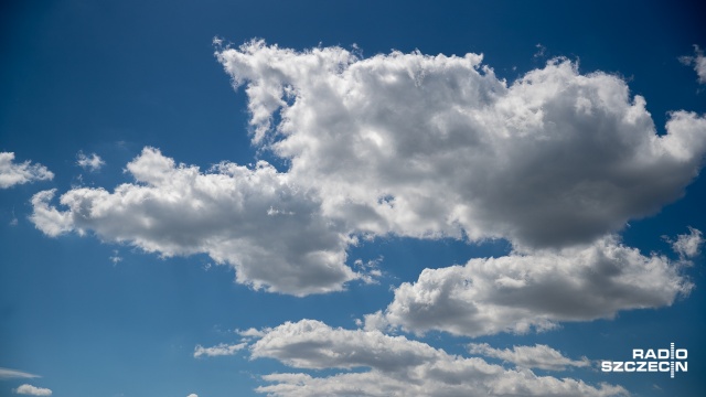 Synoptycy zapowiadają, że długi weekend będzie ciepły, ale także burzowy. Burzom będą towarzyszyły ulewne deszcze, silny wiatr i opady gradu. Pogoda ustabilizuje się w niedzielę.