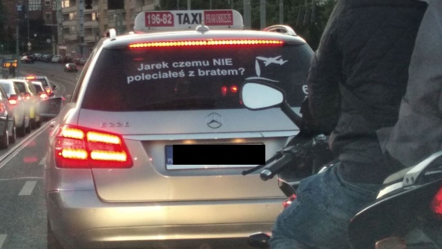 Jarek czemu nie poleciałeś z bratem - tak głosił napis na naklejce, którą jeden z kierowców korporacji umieścił na tylnej szybie szczecińskiej taksówki. Obok widniała grafika samolotu i drzewa.