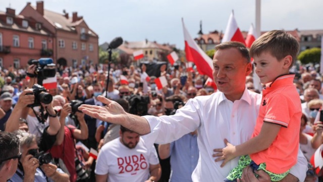 Prezydent Andrzej Duda powiedział, że Polska dzięki obecności w NATO i stacjonowaniu wojsk amerykańskich jest krajem bezpiecznym. Podczas spotkania z mieszkańcami Serocka prezydent powiedział, że w ostatnich latach nasz kraj zacieśnił zarówno sojusz militarny, jak i gospodarczy ze Stanami Zjednoczonymi.
