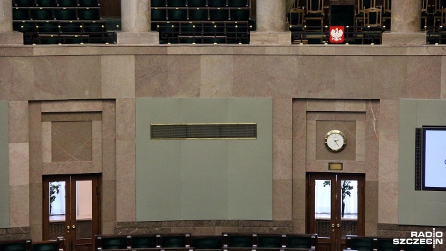 Na jednodniowym posiedzeniu zbiera się w piątek Sejm. Posłowie zajmą się między innymi prezydenckim projektem ustawy o Polskim Bonie Turystycznym. Będą też głosować nad poprawkami Senatu do tarczy antykryzysowej 4.0 oraz ustawy o dodatku solidarnościowym.