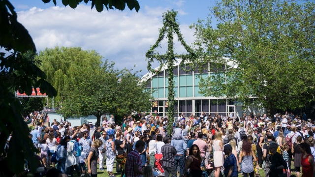 Szwedzi świętują wigilię Midsommar. Te najbardziej popularne w Szwecji święto - okazją jest zbliżające się przesilenie letnie. Jednak w tym roku obchodzone jest inaczej niż zazwyczaj.