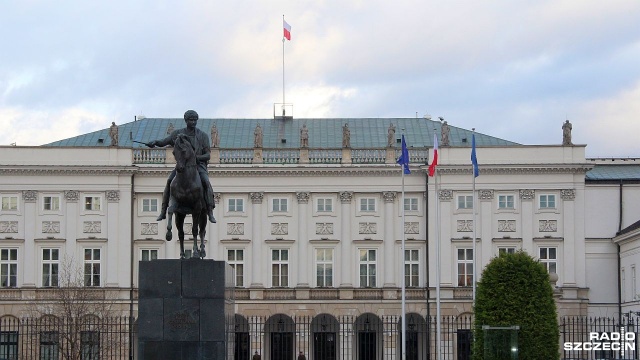 W Warszawie przedstawiciele m.in. Ogólnopolskiego Strajku Kobiet, Komitetu Obrony Demokracji i Studenckiego Komitetu Antyfaszystowskiego protestują przeciwko prezydentowi Andrzejowi Dudzie i rządom Zjednoczonej Prawicy.