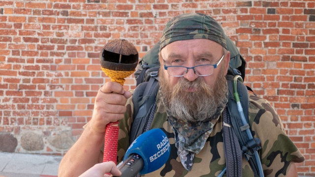 Ma zamiar pokonać ponad 4 tysiące kilometrów pieszo. Zbigniew Stępień chce wzdłuż granic przejść dookoła Polski. Podróżnik z Wielunia swoją drogę rozpoczął 19 maja - we wtorek dotarł do Szczecina.