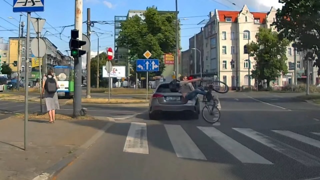 Na czerwonym świetle rowerem wjechał na pasy, uderzył w samochód, a później jeszcze próbował uciekać. Tak w poniedziałek zachował się rowerzysta na pl. Kościuszki w Szczecnie.