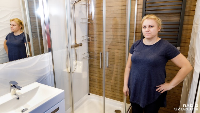 Szczęśliwy finał akcji Projekt Remont. Iwona Kołodzieżna i jej kot Kazik już odebrali łazienkę wyremontowaną przez firmę Hiper Glazur.