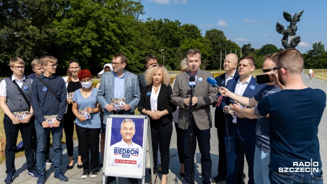 Kampania na finiszu. Sztaby wyborcze na ulicach i konferencjach prasowych. Lewica miała spotkanie z dziennikarzami przy pomniku Czynu Polaków na Jasnych Błoniach w Szczecinie.