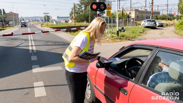 Posłuchajcie głosu rozsądku - apelują pracownicy PKP Polskich Linii Kolejowych w dniu rozpoczęcia wakacji. Od rana uświadamiali oni kierowców w szczecińskim Dąbiu, że bardzo często kierują się brawurą przy przecinaniu tras pociągów.
