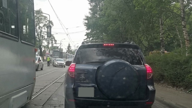Na ulicy Kolumba w Szczecinie zderzyły się trzy samochody i tramwaj.