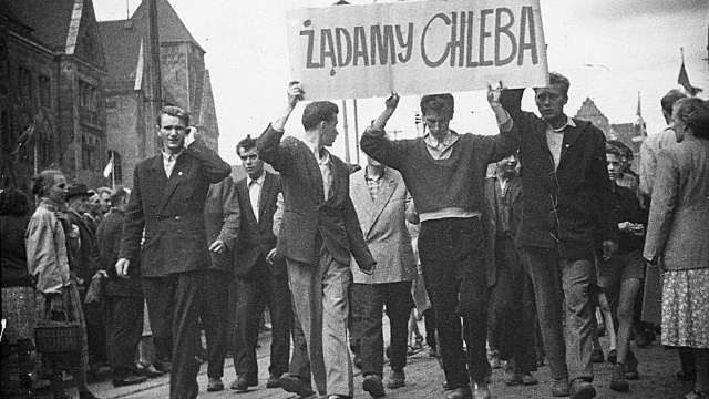 Dziś mijają 64 lata od rozpoczęcia strajków i protestów robotników w Poznaniu. Sprzeciwiali się coraz gorszym warunkom życia, pracy, obniżkom płac i komunistycznemu reżimowi. Protest był pierwszym w PRL masowym buntem robotników i mieszkańców dużego miasta, przeciwko którym władze skierowały ogień czołgów i karabinów maszynowych.
