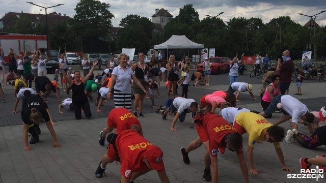 Wozy strażackie, ćwiczenia na świeżym powietrzu, domowe specjały, a nawet sportowe samochody - to wszystko można zobaczyć podczas Maratonu Mocy dla Franka Kępy.