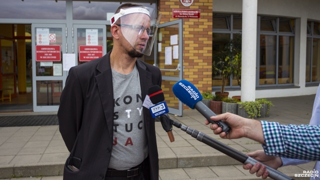 Przewodniczący komisji wyborczej na szczecińskim Warszewie wydaje karty wyborcze w koszulce z napisem Konstytucja - informuje Mariusz Łojko, obserwator społeczny ze Stowarzyszenia Ruchu Kontroli Wyborów.