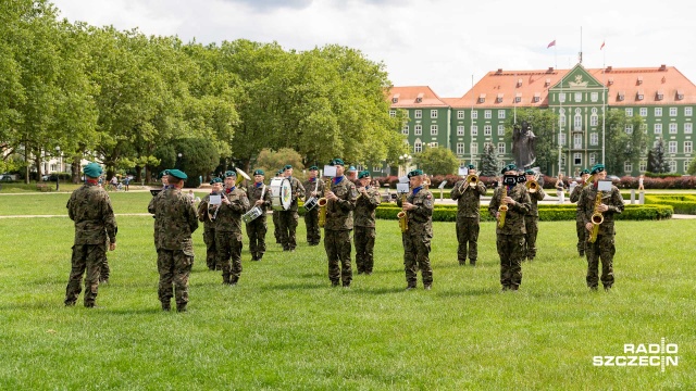 Na Jasnych Błoniach odbył się wojskowy mini koncert. Taką atrakcję dla spacerowiczów zorganizowali żołnierze z 12. Dywizji Zmechanizowanej.
